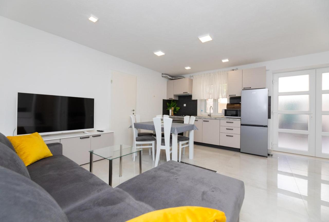Apartmani Canaki Supetar Exterior foto